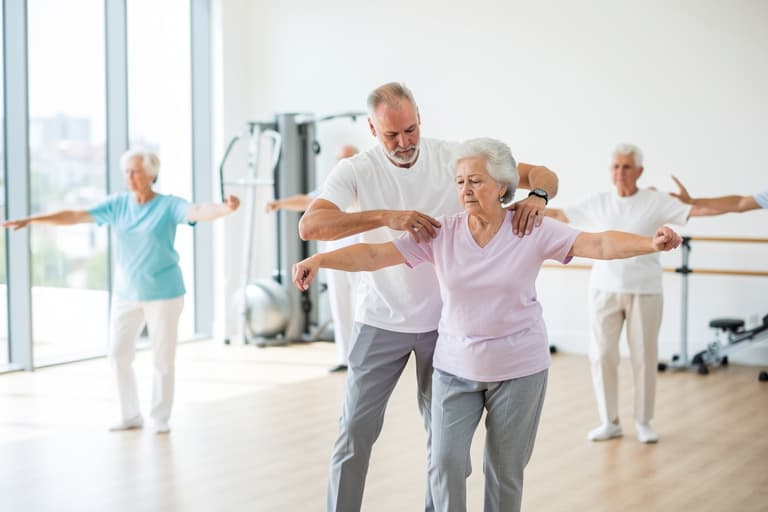 Tai chi și yoga nu sunt același lucru — de ce contează în prescrierea exercițiilor pentru osteoporoză