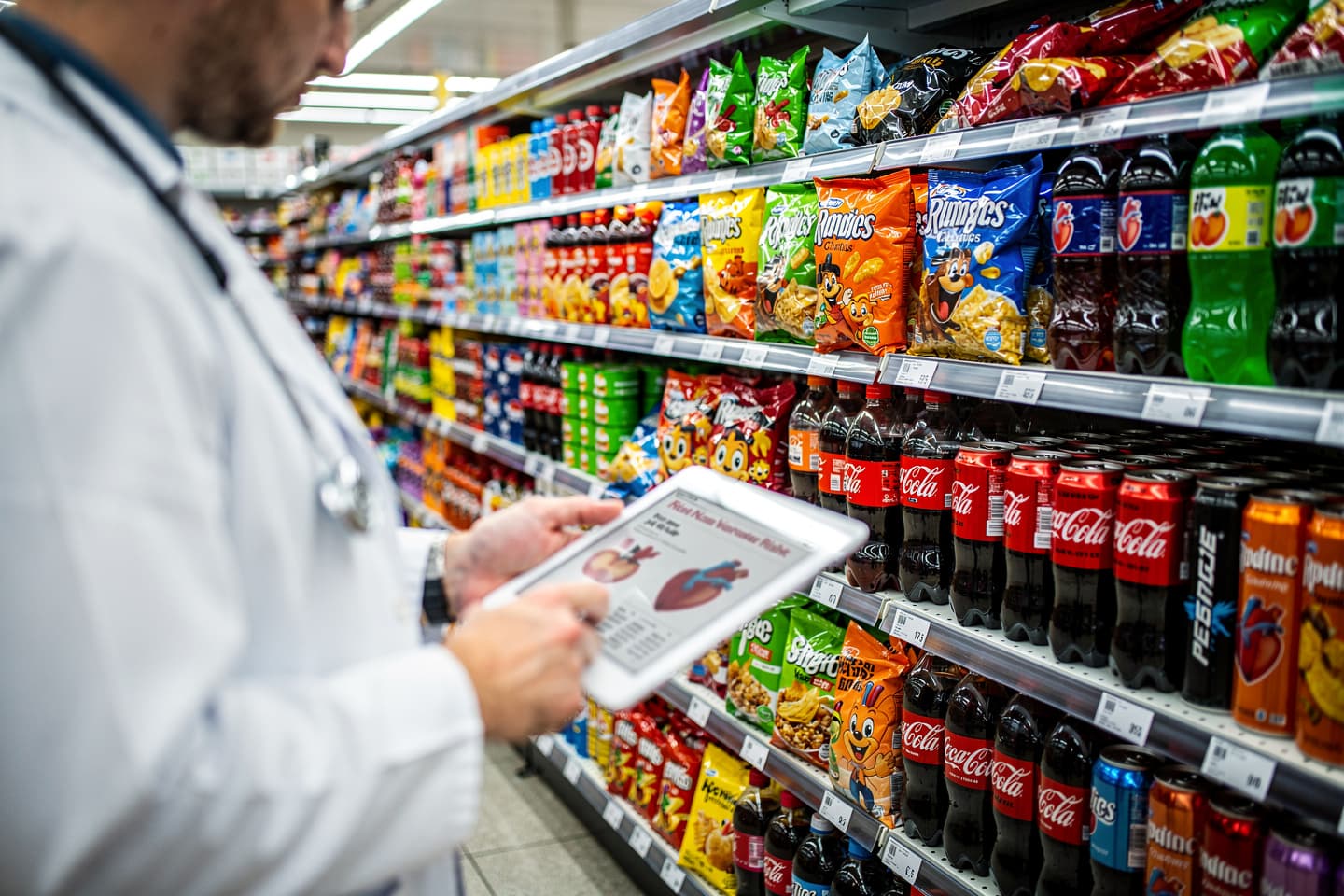 Alimentele ultra-procesate cresc riscul de boli cardiace și deces prematur
