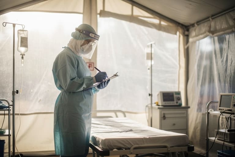 Îngrijirea umanitară a bolnavilor de Ebola în plină epidemie
